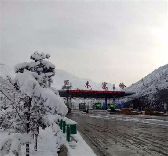 漳县与岷县交界处的木寨岭高速被大雪覆盖