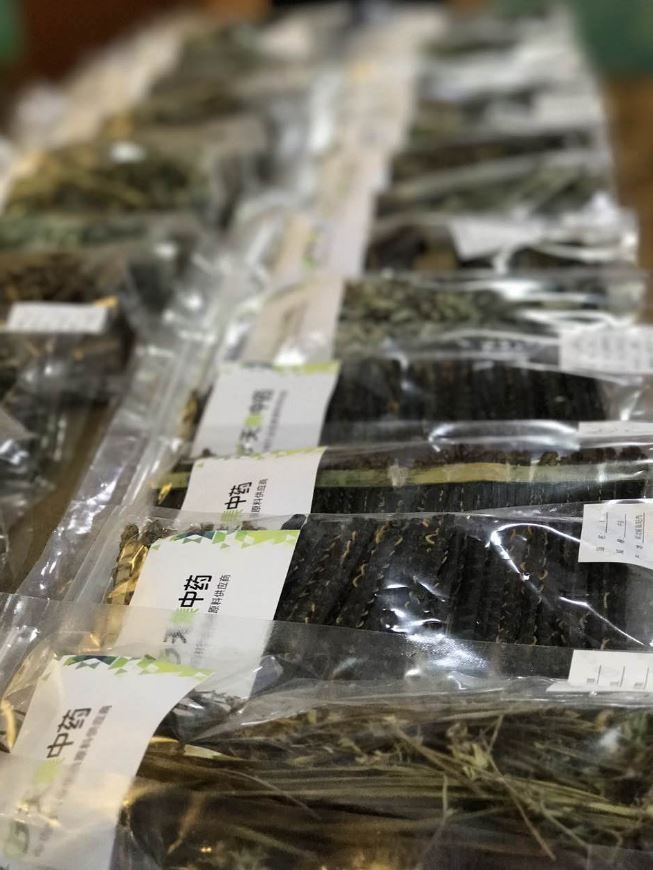 图3 大会现场,中药材样品展示